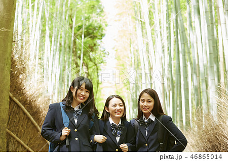 竹林の小径に立つ三人の女子高生 竹林の小径に立つ三人の女子高生 46865014