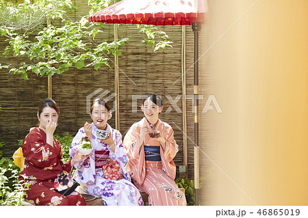 茶屋で甘味をいただく着物姿の三人の女性 茶屋で甘味をいただく着物姿の三人の女性 46865019