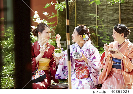 茶屋で甘味をいただく着物姿の三人の女性 46865023