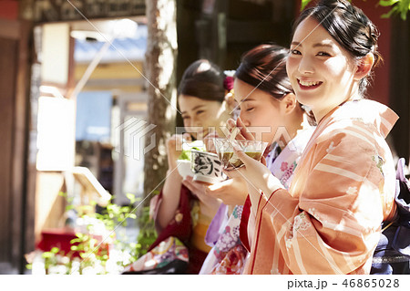 茶屋で甘味をいただく着物姿の三人の女性 46865028