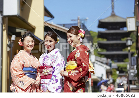 五重塔を背景に立つ着物姿の三人の女性 46865032