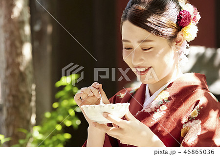 茶屋で甘味をいただく赤い着物を着た女性 46865036
