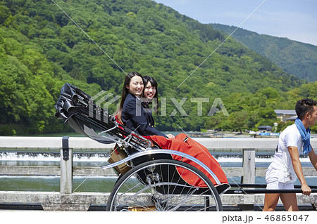 橋の上で人力車に乗る二人の女子高生 橋の上で人力車に乗る二人の女子高生 46865047