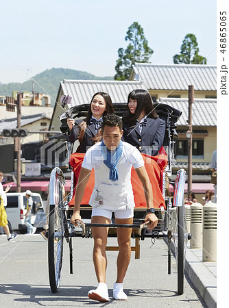 人力車に乗る二人の女子高生 46865065