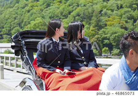 人力車に乗る二人の女子高生 46865073