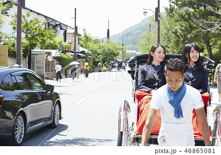 通りで人力車に乗る二人の女子高生 通りで人力車に乗る二人の女子高生 46865081