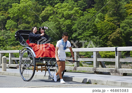 橋の上で人力車に乗る二人の女子高生 46865083