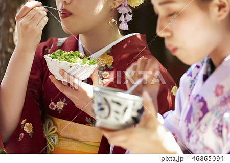 茶屋で甘味をいただく着物姿の女性の手元 茶屋で甘味をいただく着物姿の女性の手元 46865094