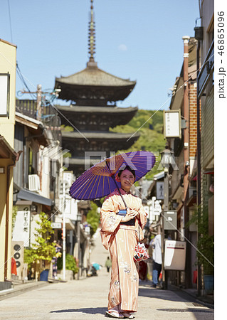 五重塔を背景に立つ着物姿の女性 46865096