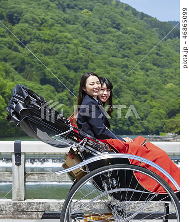 橋の上で人力車に乗る二人の女子高生 46865099