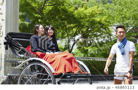 停車する人力車に乗った二人の女子高生 46865113