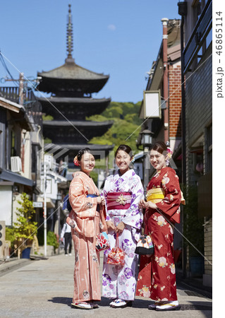 五重塔を背景に立つ着物姿の三人の女性 五重塔を背景に立つ着物姿の三人の女性 46865114