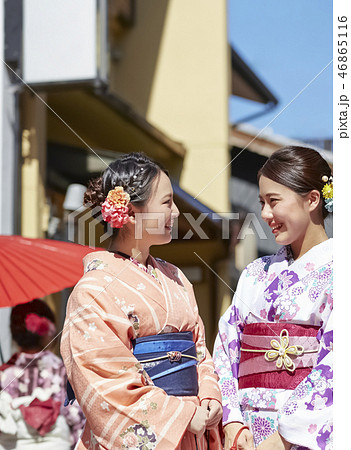 通りに立って話す着物姿の二人の女性 通りに立って話す着物姿の二人の女性 46865116