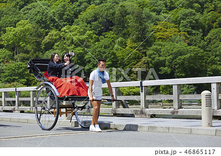 橋の上で人力車に乗る二人の女子高生 46865117