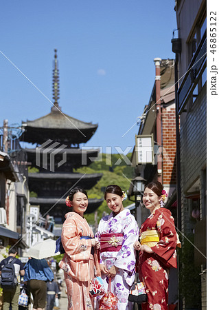 五重塔を背景に立つ着物姿の三人の女性 五重塔を背景に立つ着物姿の三人の女性 46865122