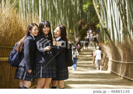 竹林の坂の上で自撮り写真を撮る三人の女子高生 竹林の坂の上で自撮り写真を撮る三人の女子高生 46865130