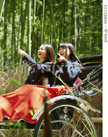 竹林で人力車に乗る二人の女子高生 竹林で人力車に乗る二人の女子高生 46865133