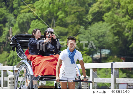 橋の上で人力車に乗る二人の女子高生 46865140