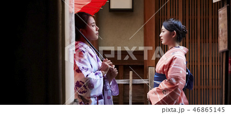 路地裏ですれ違う紫の着物を着た女性とピンクの着物を着た女性 路地裏ですれ違う紫の着物を着た女性とピンクの着物を着た女性 46865145