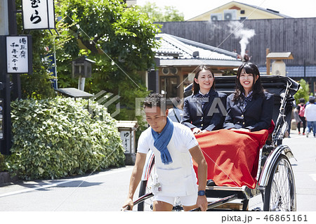 通りで人力車に乗る二人の女子高生 通りで人力車に乗る二人の女子高生 46865161