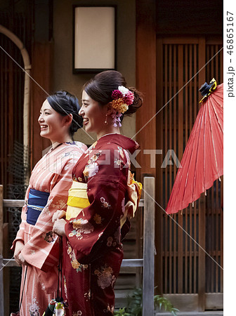 路地裏ですれ違う着物姿の女性たち 46865167