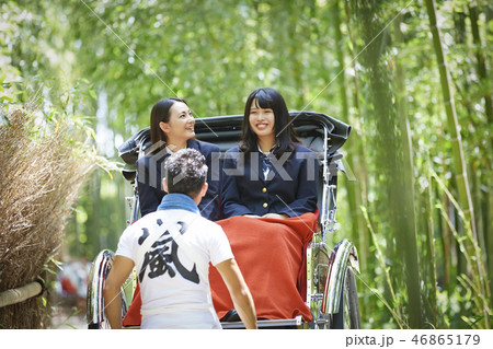 竹林越しに見える人力車に乗る二人の女子高生 竹林越しに見える人力車に乗る二人の女子高生 46865179