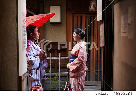路地裏ですれ違う着物姿の女性たち 路地裏ですれ違う着物姿の女性たち 46865233