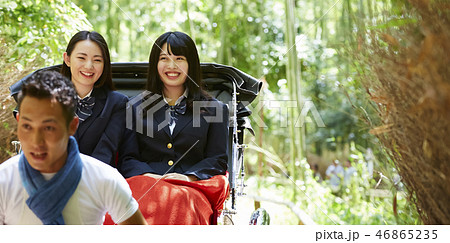 竹林を行く人力車に乗る二人の女子高生 竹林を行く人力車に乗る二人の女子高生 46865235