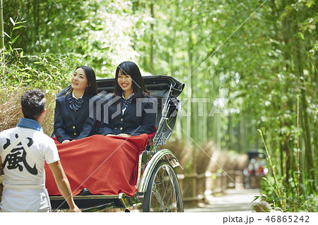 竹林で人力車に乗る二人の女子高生 46865242