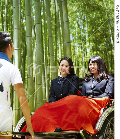 竹林で人力車に乗る二人の女子高生 竹林で人力車に乗る二人の女子高生 46865245