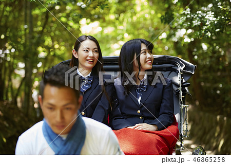 竹林を行く人力車に乗る二人の女子高生 46865258