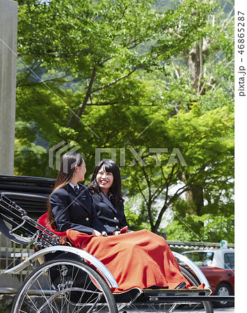 停車する人力車に乗っている二人の女子高生 停車する人力車に乗っている二人の女子高生 46865287