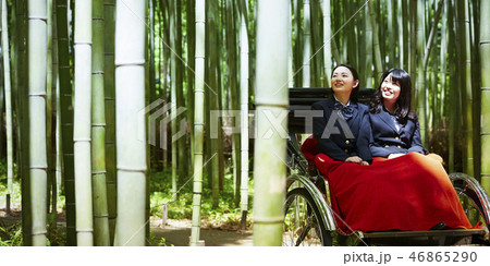 竹林越しに見える人力車に乗る二人の女子高生 46865290