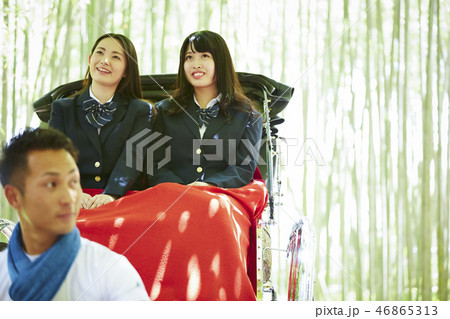竹林で人力車に乗る二人の女子高生 46865313