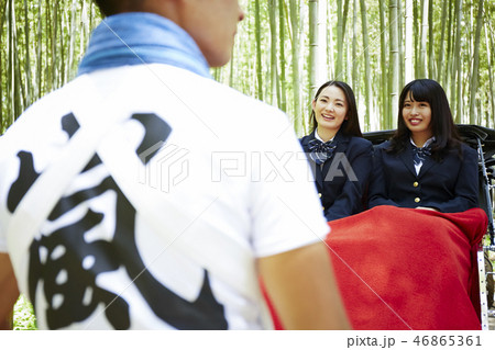 竹林で人力車に乗る二人の女子高生 46865361
