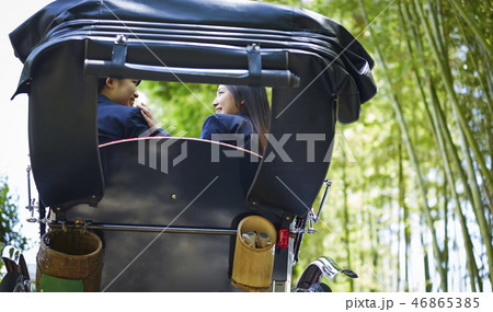 竹林で人力車に乗る二人の女子高生の背中 竹林で人力車に乗る二人の女子高生の背中 46865385