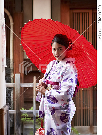 路地裏で立つ紫の着物を着た女性 46865415