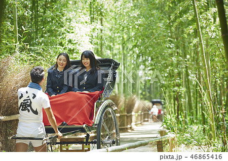 竹林で人力車に乗る二人の女子高生 竹林で人力車に乗る二人の女子高生 46865416