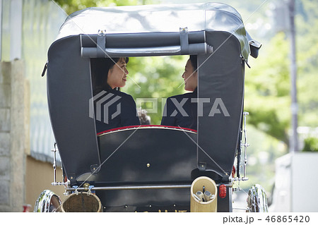 通りで人力車に乗る二人の女子高生の背中 通りで人力車に乗る二人の女子高生の背中 46865420