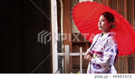 路地裏で立つ紫の着物を着た女性 路地裏で立つ紫の着物を着た女性 46865423