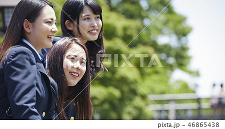 渡月橋を背景に身を乗り出す三人の女子高生 46865438