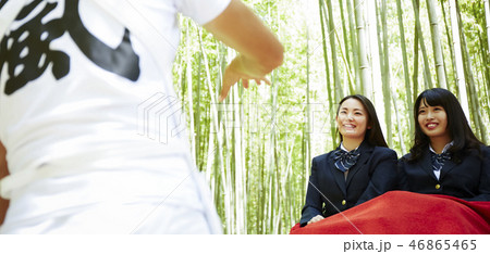 竹林で人力車に乗る二人の女子高生 竹林で人力車に乗る二人の女子高生 46865465