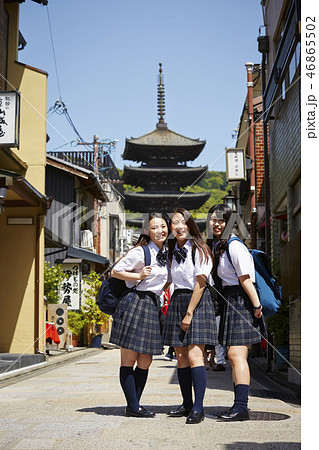 五重塔が見える路地に立つ三人の女子高生 46865502