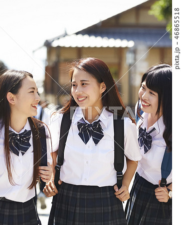 街を散策する三人の女子高生の写真素材