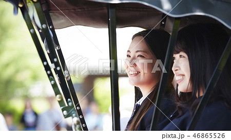 寺前に停車する人力車に乗る二人の女子高生 46865526
