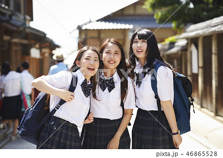 街を散策する三人の女子高生 46865528