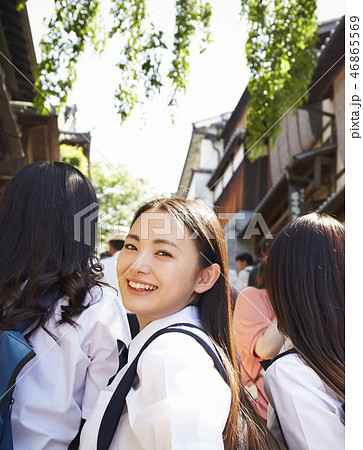 石階段で振り返る女子高生 46865569