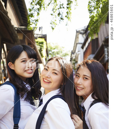 石階段で振り返る三人の女子高生 46865601