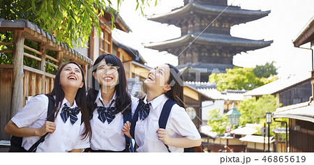五重塔を背景に立つ三人の女子高生 46865619