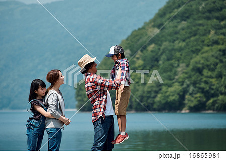 家族旅行　湖　キャンプ 46865984